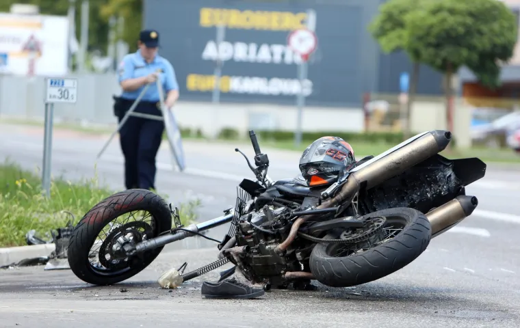 Tragična prometna nesreća: Sudarili se kamion i motocikl; Motociklistu nije bilo spasa