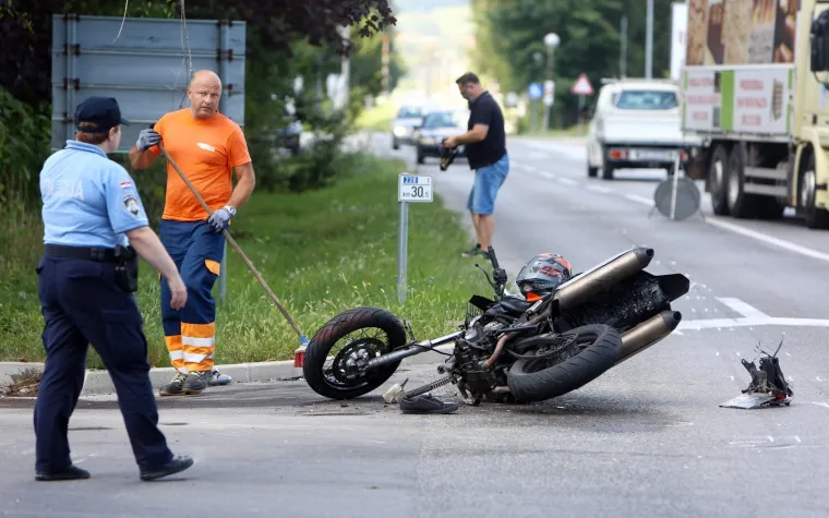 Tragična prometna nesreća: Sudarili se kamion i motocikl; Motociklistu nije bilo spasa