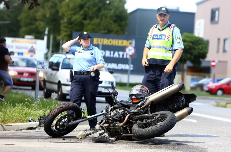 Tragična prometna nesreća: Sudarili se kamion i motocikl; Motociklistu nije bilo spasa