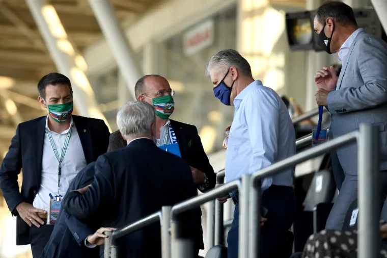 [FOTO] NAVIJAČI LOKOMOTIVE S BALKONA POSLALI PORUKU MESSIJU: Pogledajte &scaron;to su napisali Argentincu