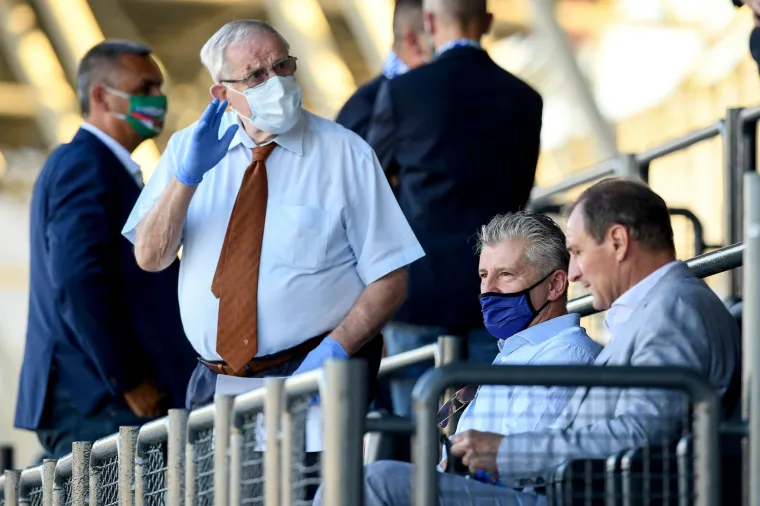 [FOTO] NAVIJAČI LOKOMOTIVE S BALKONA POSLALI PORUKU MESSIJU: Pogledajte &scaron;to su napisali Argentincu