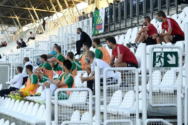 [FOTO] NAVIJAČI LOKOMOTIVE S BALKONA POSLALI PORUKU MESSIJU: Pogledajte &scaron;to su napisali Argentincu