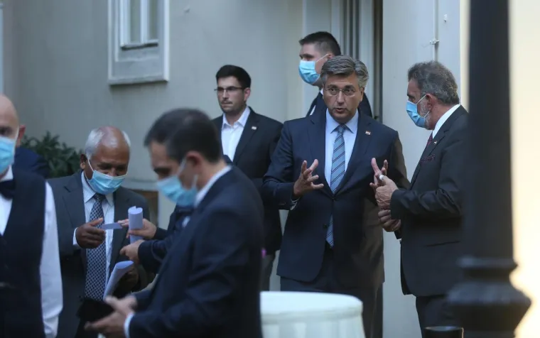 26.08.2020., Zagreb - Premijer Andrej Plenkovic organizirao je u Banskim dvorima primanje za Diplomatski zbor. Prijemu su prisustvovali i clanovi Vlade RH. Prije pocetka svecanog prijema, iza ledja cijelog diplomatskog zbora, premijer Andrej Plenkovic ostro je razgovarao s ministrom obrazovanja Radovanom Fuchsom. Vidno ljut Plenkovic nije dopustio ministru da dodje do rijeci a zatim se okrenuo od ministra i pridruzio se uzvanicima na svecanom prijemu
Photo: Zeljko Lukunic/PIXSELL