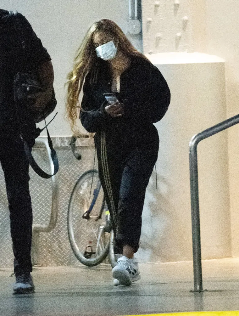 Paparazzi su nedavno uhvatili glazbenu divu Beyonce (38) u odlasku s photoshootinga za brend Adidas, a pritom su zabilježili nešto doista neobično.
