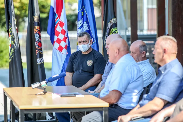 Zapovjednici ratnih postrojba na braniku ministra branitelja: 'Ti koji su Tomi stavili lanac oko vrata, misle i nama staviti lanac oko vrata'