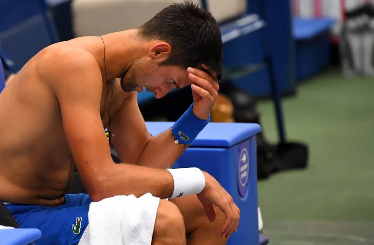 Prvi tenisač svijeta Novak Đoković igrat će u finalu teniskog Western &amp; Southern Open, koji se igra u New Yorku, nakon šro je u polufinalu sa 4-6 6-4 7-6(0) pobijedio Španjolca Roberta Bautistu Aguta poslije tri sata igre.   Đoković, osvajač 17 grand slam naslova, u finalu će igrati protiv Kanađanina Miloša Raonića koji je eliminirao Grka Stefanosa Tsitsipasa sa 7-6(5) 6-3.  Srpski tenisač je imao problema s vratom i primio je pomoć liječnika u drugom setu, ali je ipak nadigrao suparnika u trećem setu iako je Bautista Agut odveo meč u tiebreak.  Raonić i Đoković u do sada igrali deset puta i svaki je put slavio srpski tenisač.