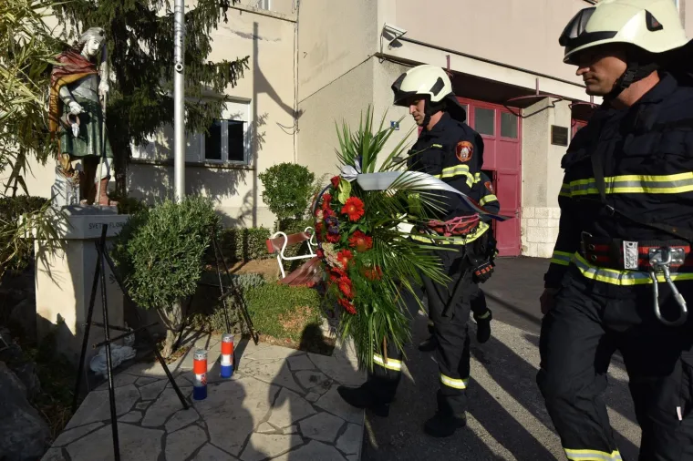 Najtužniji dan za hrvatske vatrogasce: Bolno sjećanje i odavanje počasti za 12 poginulih kolega na Kornatima