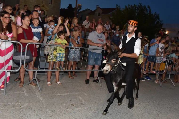 Veliko veselje unatoč pandemiji: Mještani uživali u tradicionalnoj 53. utrci tovara u Tribunju
