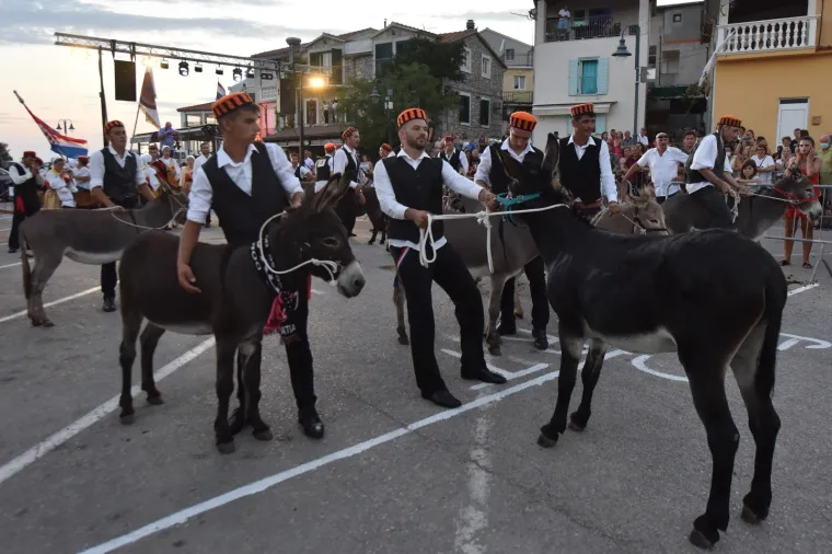 Veliko veselje unatoč pandemiji: Mještani uživali u tradicionalnoj 53. utrci tovara u Tribunju