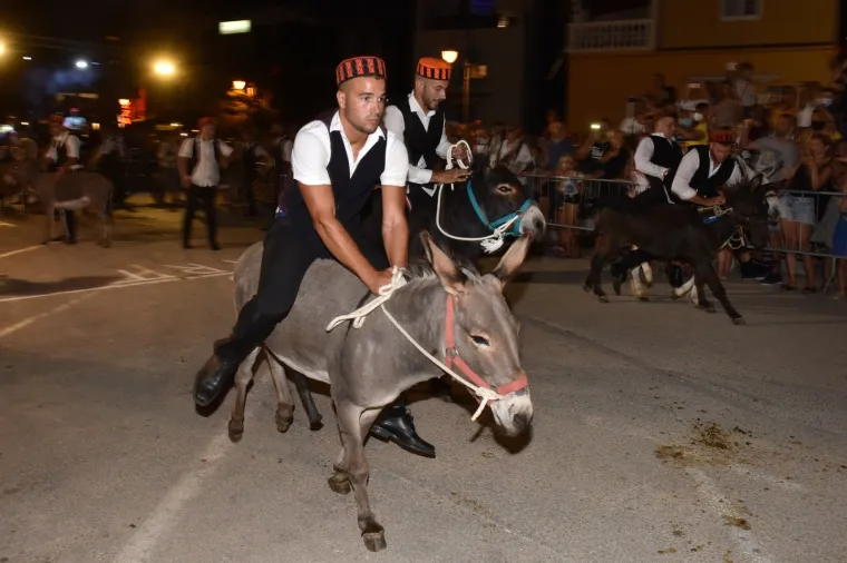 Veliko veselje unatoč pandemiji: Mještani uživali u tradicionalnoj 53. utrci tovara u Tribunju