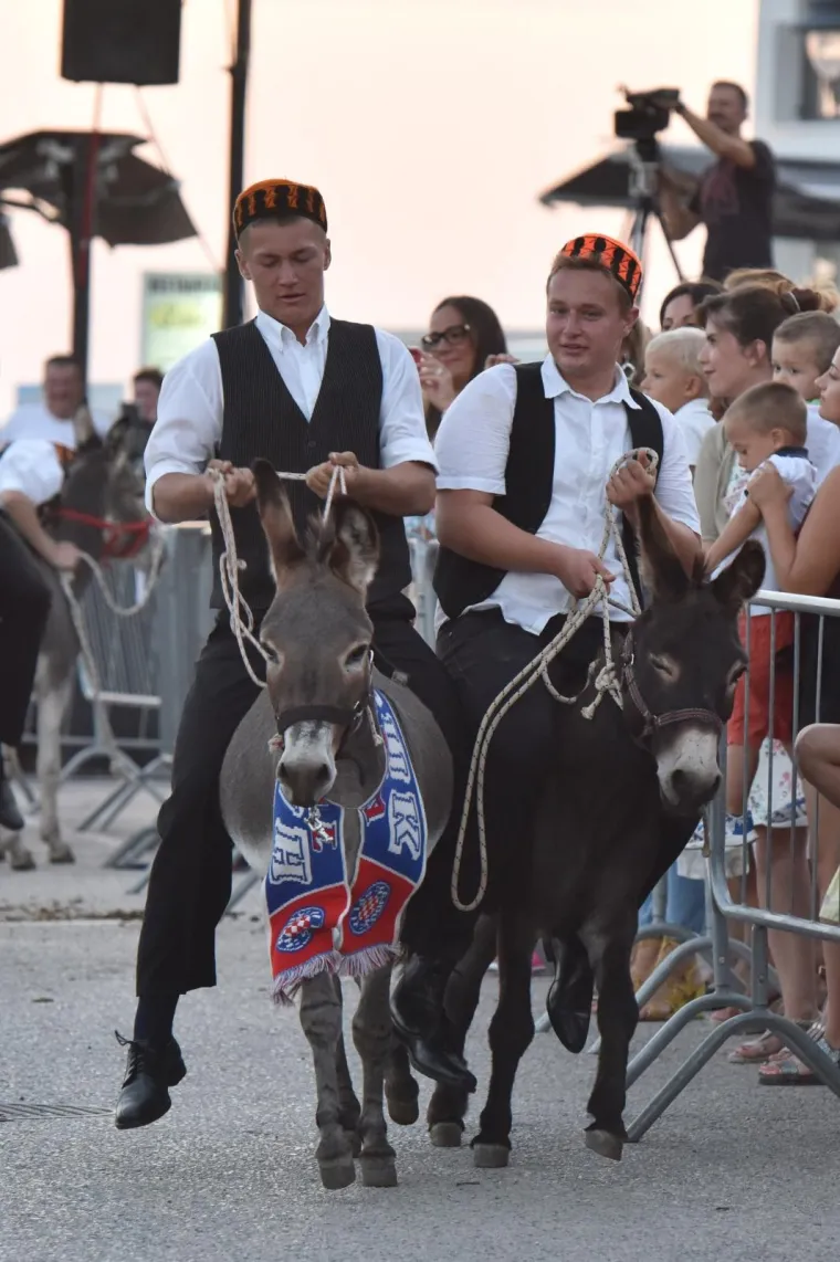 Veliko veselje unatoč pandemiji: Mještani uživali u tradicionalnoj 53. utrci tovara u Tribunju