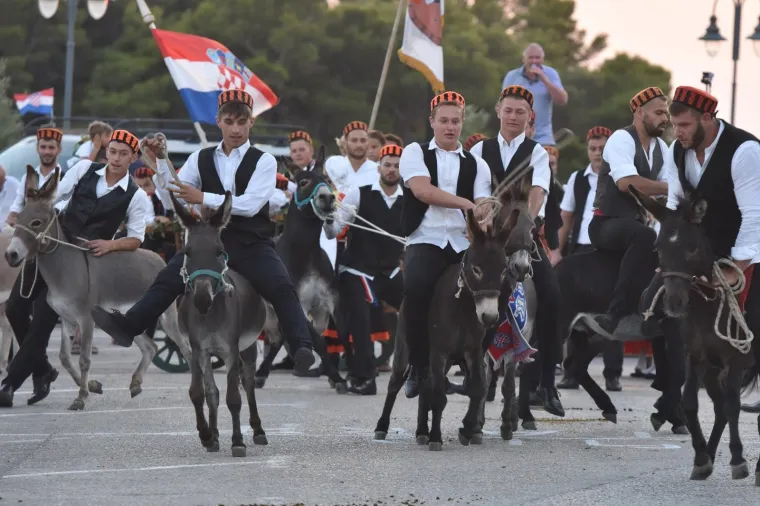 Veliko veselje unatoč pandemiji: Mještani uživali u tradicionalnoj 53. utrci tovara u Tribunju