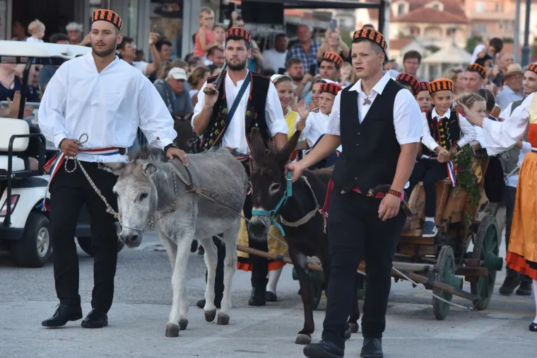 Veliko veselje unatoč pandemiji: Mje&scaron;tani uživali u tradicionalnoj 53. utrci tovara u Tribunju