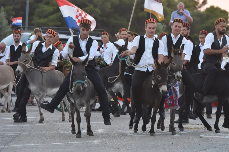 Veliko veselje unatoč pandemiji: Mje&scaron;tani uživali u tradicionalnoj 53. utrci tovara u Tribunju