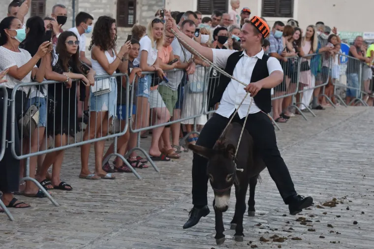Veliko veselje unatoč pandemiji: Mje&scaron;tani uživali u tradicionalnoj 53. utrci tovara u Tribunju