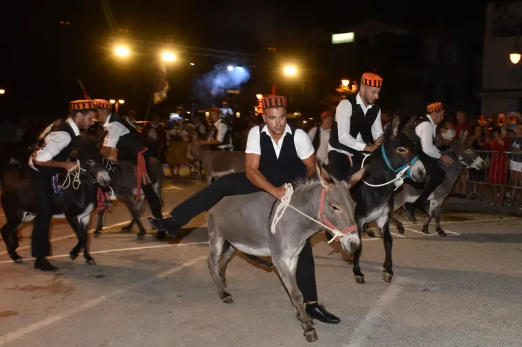 Veliko veselje unatoč pandemiji: Mje&scaron;tani uživali u tradicionalnoj 53. utrci tovara u Tribunju