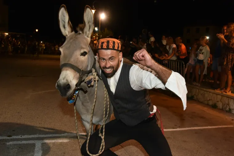 Veliko veselje unatoč pandemiji: Mje&scaron;tani uživali u tradicionalnoj 53. utrci tovara u Tribunju