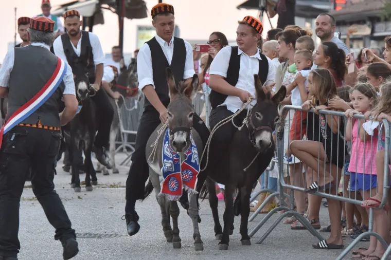 Veliko veselje unatoč pandemiji: Mje&scaron;tani uživali u tradicionalnoj 53. utrci tovara u Tribunju