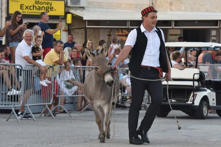 Veliko veselje unatoč pandemiji: Mje&scaron;tani uživali u tradicionalnoj 53. utrci tovara u Tribunju
