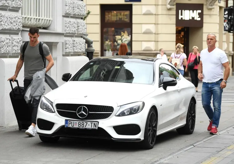 VATRENI STIGLI U ZAGREB: Lovren, Kramarić, Pa&scaron;alić i dru&scaron;tvo plijenili pažnju prolaznika