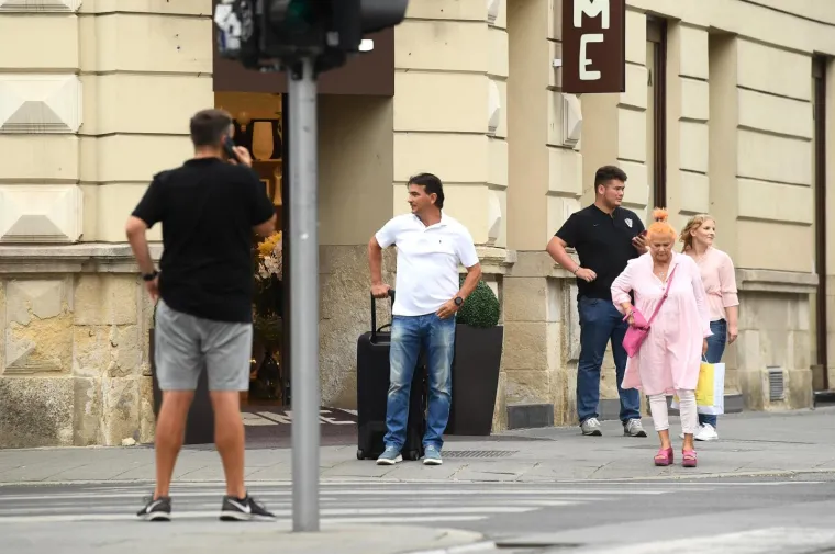 VATRENI STIGLI U ZAGREB: Lovren, Kramarić, Pa&scaron;alić i dru&scaron;tvo plijenili pažnju prolaznika