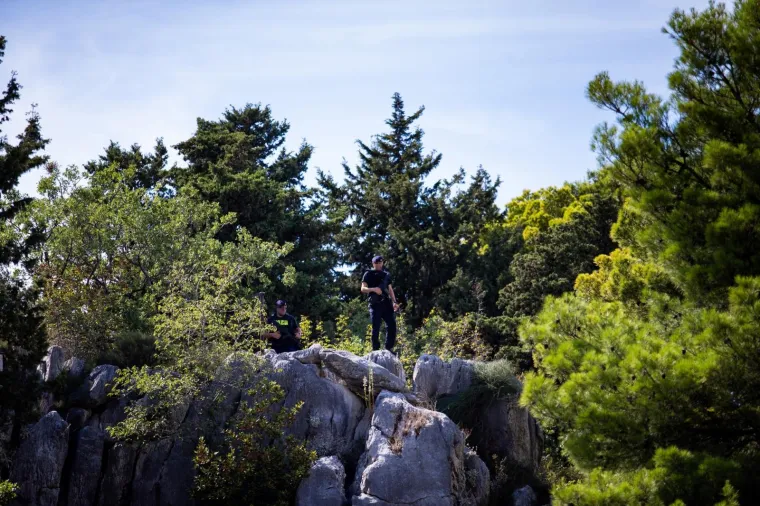 Potraga za odbjeglim optuženikom za teško ubojstvo Branimirom Ćaletom koji je pobjegao pravosudnim policajcima kada su ga sa Županijskog suda u Splitu vodili prema službenom kombiju kojim je trebao biti vraćen u zatvor na Bilicama. Branimiru Ćaleti sudi se zbog ubojstva Ukrajinke Ganne Kitaeve, koja je bila u osmom mjesecu trudnoće.