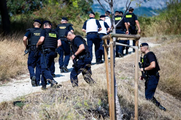 Specijalci tragaju za odbjeglim osumnjičenikom za ubojstvo