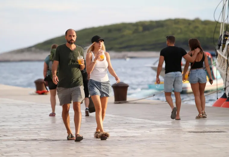 ZVIJEZDA SHOWA O KOJEM PRIČA CIJELI SVIJET ODMARA U HRVATSKOJ: Snimljena na Hvaru u netipičnom izdanju