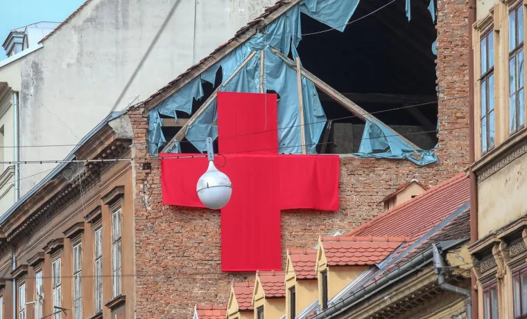 Crvenim križevima u Ilici želi se naglasiti razmjer ranjenosti Zagreba: 'Gradu treba izliječenje'