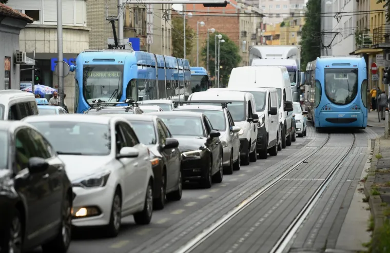 Imali su cijelo ljeto da to rije&scaron;e, ali nisu: Zbog radova na pruzi u Ilici stvaraju se ogromne gužve