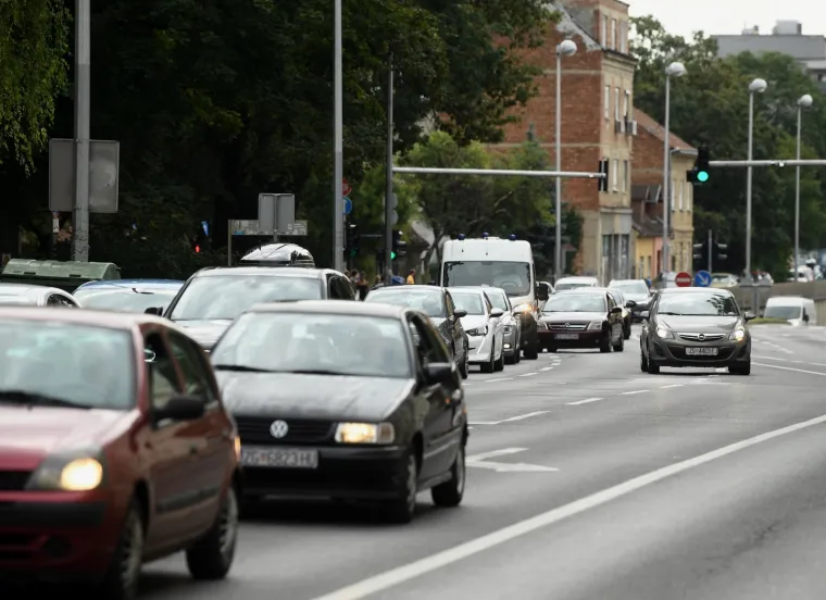 Imali su cijelo ljeto da to rije&scaron;e, ali nisu: Zbog radova na pruzi u Ilici stvaraju se ogromne gužve