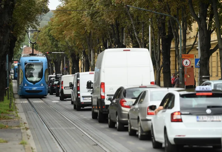 Imali su cijelo ljeto da to rije&scaron;e, ali nisu: Zbog radova na pruzi u Ilici stvaraju se ogromne gužve