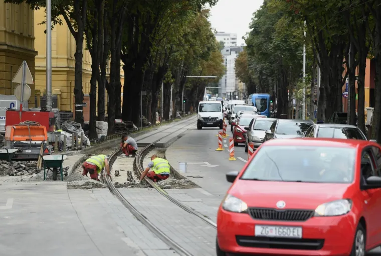Imali su cijelo ljeto da to rije&scaron;e, ali nisu: Zbog radova na pruzi u Ilici stvaraju se ogromne gužve