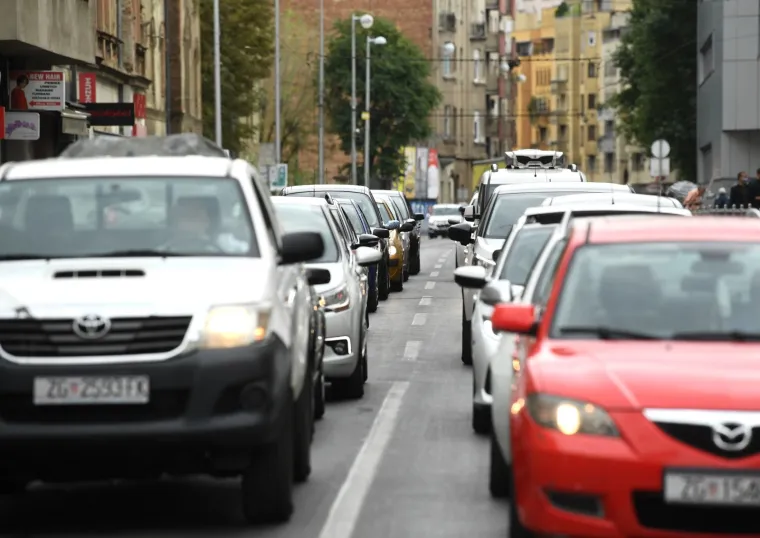 Imali su cijelo ljeto da to rije&scaron;e, ali nisu: Zbog radova na pruzi u Ilici stvaraju se ogromne gužve