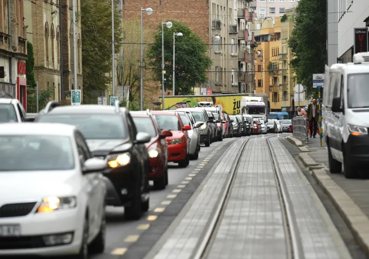 Imali su cijelo ljeto da to rije&scaron;e, ali nisu: Zbog radova na pruzi u Ilici stvaraju se ogromne gužve