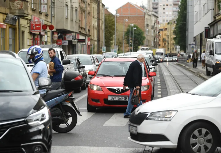 Imali su cijelo ljeto da to rije&scaron;e, ali nisu: Zbog radova na pruzi u Ilici stvaraju se ogromne gužve