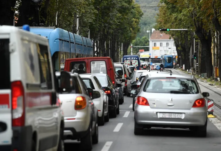 Imali su cijelo ljeto da to rije&scaron;e, ali nisu: Zbog radova na pruzi u Ilici stvaraju se ogromne gužve