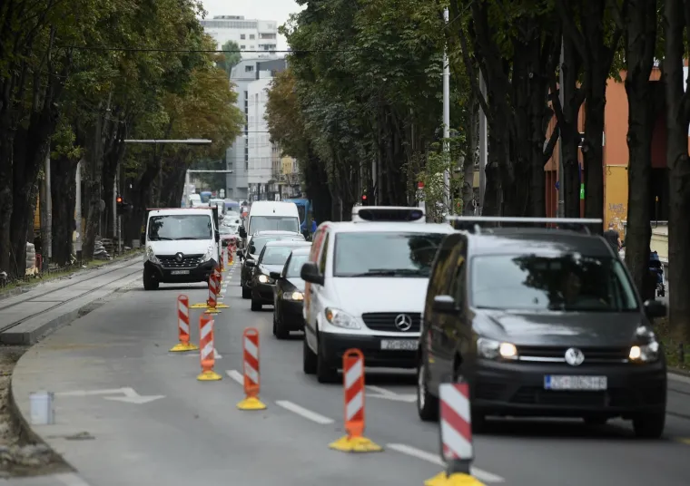Imali su cijelo ljeto da to rije&scaron;e, ali nisu: Zbog radova na pruzi u Ilici stvaraju se ogromne gužve