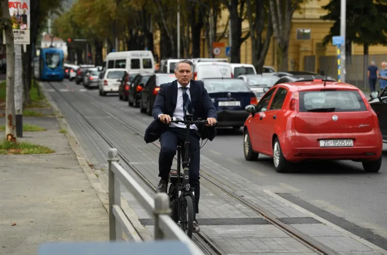 Imali su cijelo ljeto da to rije&scaron;e, ali nisu: Zbog radova na pruzi u Ilici stvaraju se ogromne gužve