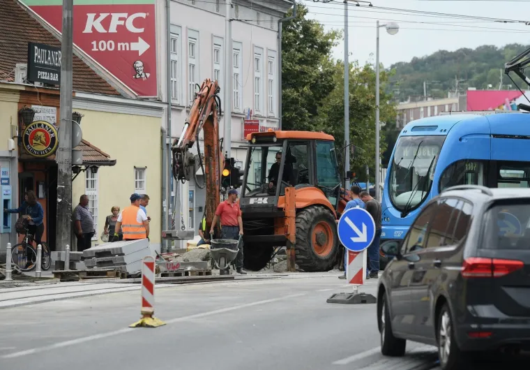 Imali su cijelo ljeto da to rije&scaron;e, ali nisu: Zbog radova na pruzi u Ilici stvaraju se ogromne gužve