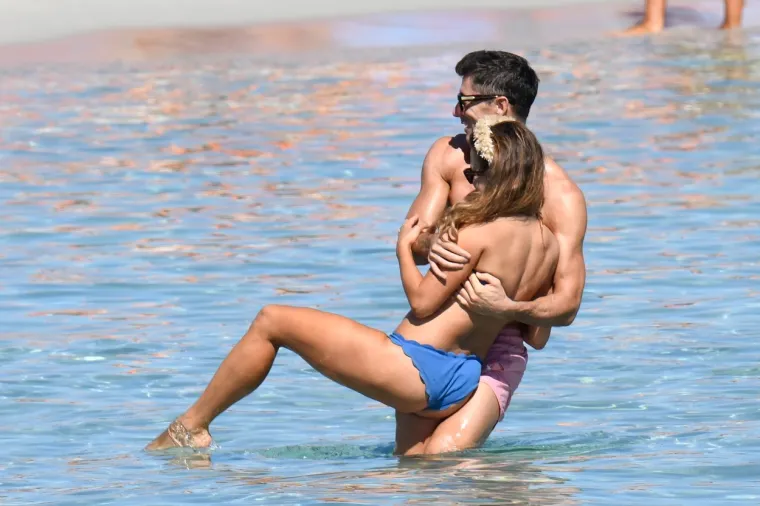 PAPARAZZI NA SARDINIJI TAJNO SNIMILI ZVIJEZDU BAYERNA I NJEGOVU ZGODNU SUPRUGU: Lijepa Anna mamila je uzdahe