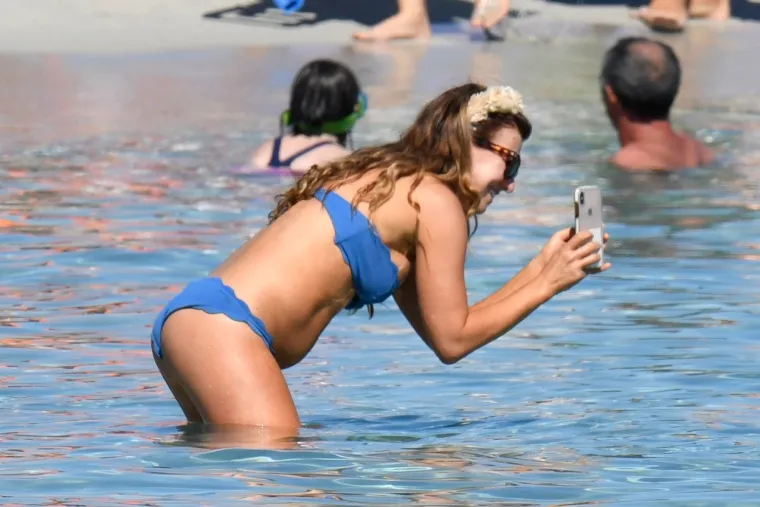 PAPARAZZI NA SARDINIJI TAJNO SNIMILI ZVIJEZDU BAYERNA I NJEGOVU ZGODNU SUPRUGU: Lijepa Anna mamila je uzdahe