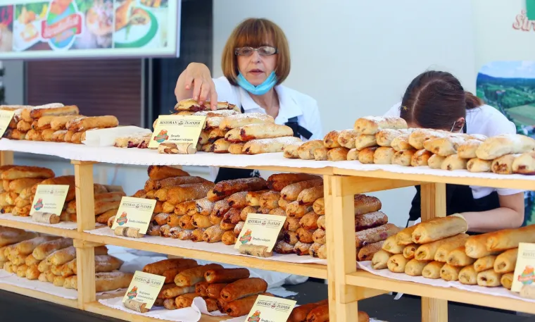 Sve &scaron;to se ispeklo &ndash; to se i pojelo! Pogledajte kako se uživalo na &Scaron;trudlaFestu! &Scaron;teta da ne možete osjetiti mirise ovih slasnih &scaron;trudli