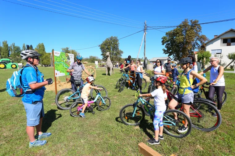 Sve &scaron;to se ispeklo &ndash; to se i pojelo! Pogledajte kako se uživalo na &Scaron;trudlaFestu! &Scaron;teta da ne možete osjetiti mirise ovih slasnih &scaron;trudli