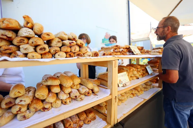 Sve &scaron;to se ispeklo &ndash; to se i pojelo! Pogledajte kako se uživalo na &Scaron;trudlaFestu! &Scaron;teta da ne možete osjetiti mirise ovih slasnih &scaron;trudli