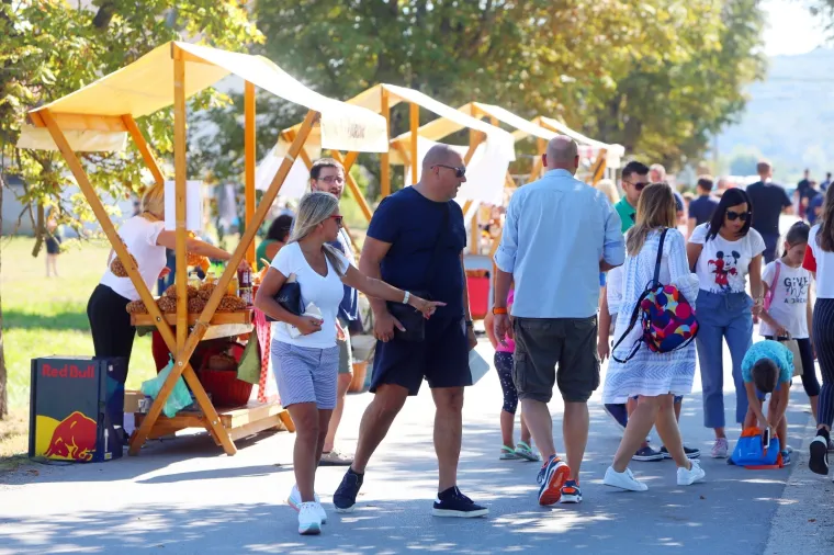 Sve &scaron;to se ispeklo &ndash; to se i pojelo! Pogledajte kako se uživalo na &Scaron;trudlaFestu! &Scaron;teta da ne možete osjetiti mirise ovih slasnih &scaron;trudli