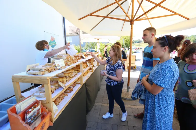 Sve &scaron;to se ispeklo &ndash; to se i pojelo! Pogledajte kako se uživalo na &Scaron;trudlaFestu! &Scaron;teta da ne možete osjetiti mirise ovih slasnih &scaron;trudli