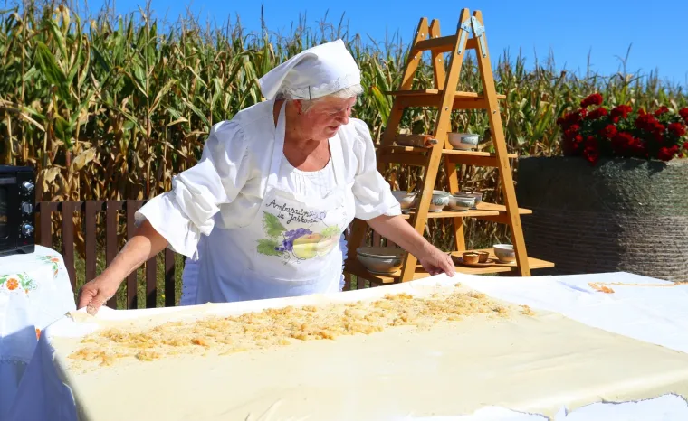 Sve &scaron;to se ispeklo &ndash; to se i pojelo! Pogledajte kako se uživalo na &Scaron;trudlaFestu! &Scaron;teta da ne možete osjetiti mirise ovih slasnih &scaron;trudli