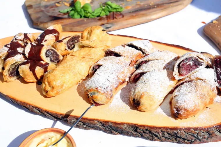 Sve &scaron;to se ispeklo &ndash; to se i pojelo! Pogledajte kako se uživalo na &Scaron;trudlaFestu! &Scaron;teta da ne možete osjetiti mirise ovih slasnih &scaron;trudli