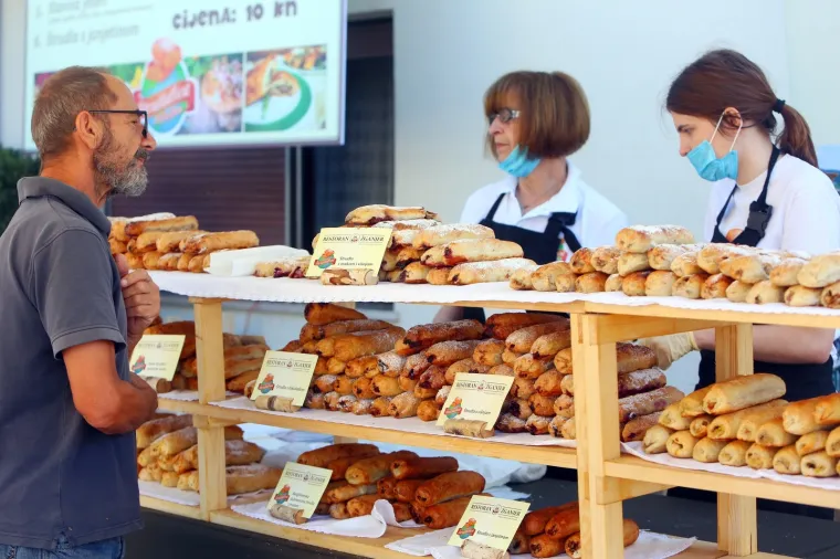 Sve &scaron;to se ispeklo &ndash; to se i pojelo! Pogledajte kako se uživalo na &Scaron;trudlaFestu! &Scaron;teta da ne možete osjetiti mirise ovih slasnih &scaron;trudli